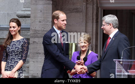 Ihre Königlichen Hoheiten, William und Kate, der Herzog und die Herzogin von Cambridge, werden von Premierminister Stephen Harper und Sharon Johnston, der Frau des Generalgouverneur, an der Rideau Hall in Ottawa am 30. Juni 2011 begrüßt. (UPI Foto/Gnade Chiu) Stockfoto