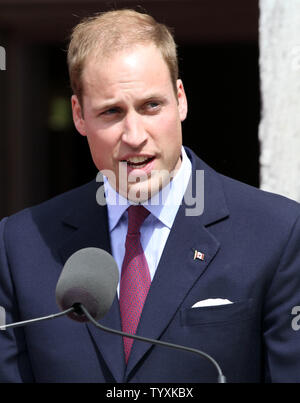 Seine Königliche Hoheit, Prinz William, der Herzog von Cambridge Adressen kanadischen Gastgeber in beiden Amtssprachen bei der offiziellen Begrüßung ceremonty am Rideau Hall in Ottawa am 30. Juni 2011. Das königliche Paar wird am Rideau Hall für die ersten zwei Nächte Ihrer 9-Tage Tour von Kanada befinden. (UPI Foto/Gnade Chiu) Stockfoto