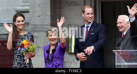 Ihre Königlichen Hoheiten, Prinz William und Catherine, der Herzog und die Herzogin von Cambridge geniessen ihre Willkommen in Kanada mit Governor General David Johnston und Frau Sharon an der Rideau Hall, ihren Wohnsitz in Ottawa am 30. Juni 2011. (UPI Foto/Gnade Chiu) Stockfoto