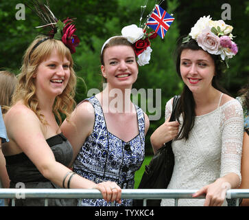 (L - R) Fans Megan McKee, Alexa de Jourdan und Valerie Barrette erwarten die Ankunft von Prinz William und seiner Frau Kate an der Rideau Hall als die britische königliche Paar ihre 9-Tage Royal Tour von Kanada in Ottawa, Kanada, am 30. Juni 2011 beginnt. UPI/Christine Kauen Stockfoto