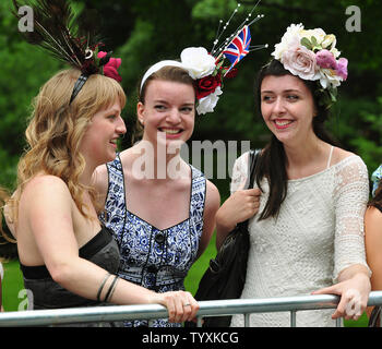 (L - R) Fans Megan McKee, Alexa de Jourdan und Valerie Barrette erwarten die Ankunft von Prinz William und seiner Frau Kate an der Rideau Hall als die britische königliche Paar ihre 9-Tage Royal Tour von Kanada in Ottawa, Kanada, am 30. Juni 2011 beginnt. UPI/Christine Kauen Stockfoto