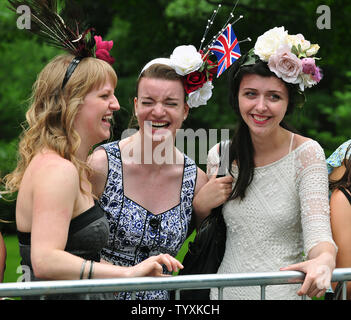 (L - R) Fans Megan McKee, Alexa de Jourdan und Valerie Barrette erwarten die Ankunft von Prinz William und seiner Frau Kate an der Rideau Hall als die britische königliche Paar ihre 9-Tage Royal Tour von Kanada in Ottawa, Kanada, am 30. Juni 2011 beginnt. UPI/Christine Kauen Stockfoto