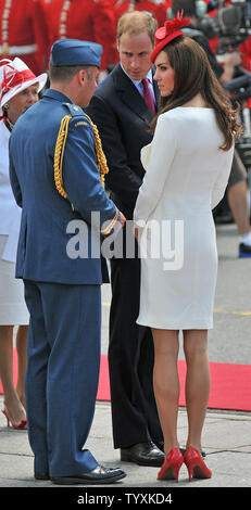 Prinz William (Mitte) und seine Frau Kate sprechen zu ein Adjutant, wie sie auf dem Parliament Hill für Kanada Tag feiern in Ottawa, Kanada, am 1. Juli 2011 eingehen. Die britische königliche Paar 9-Tage Tour von Kanada ist Ihre erste offizielle Overseas Assignment zusammen. UPI/Christine Kauen Stockfoto