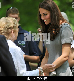 Herzogin von Cambridge Catherine (R) spricht für die Mitglieder der Menge, als Sie und Prinz William eine Aufforstung Zeremonie am Rideau Hall in Ottawa, Kanada, am 2. Juli 2011 sorgen. Die britische königliche Paar 9-Tage Tour von Kanada ist Ihre erste offizielle Overseas Assignment zusammen. UPI/Christine Kauen Stockfoto