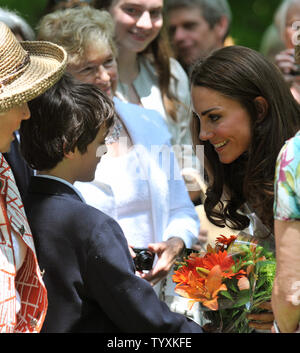 Herzogin von Cambridge Catherine (R) spricht für die Mitglieder der Menge, als Sie und Prinz William eine Aufforstung Zeremonie am Rideau Hall in Ottawa, Kanada, am 2. Juli 2011 sorgen. Die britische königliche Paar 9-Tage Tour von Kanada ist Ihre erste offizielle Overseas Assignment zusammen. UPI/Christine Kauen Stockfoto