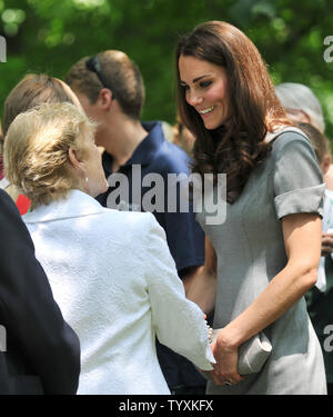 Herzogin von Cambridge Catherine (R) spricht für die Mitglieder der Menge, als Sie und Prinz William eine Aufforstung Zeremonie am Rideau Hall in Ottawa, Kanada, am 2. Juli 2011 sorgen. Die britische königliche Paar 9-Tage Tour von Kanada ist Ihre erste offizielle Overseas Assignment zusammen. UPI/Christine Kauen Stockfoto