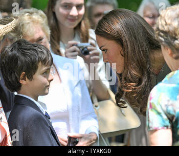 Herzogin von Cambridge Catherine (R) spricht für die Mitglieder der Menge, als Sie und Prinz William eine Aufforstung Zeremonie am Rideau Hall in Ottawa, Kanada, am 2. Juli 2011 sorgen. Die britische königliche Paar 9-Tage Tour von Kanada ist Ihre erste offizielle Overseas Assignment zusammen. UPI/Christine Kauen Stockfoto