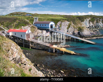 St Davids RNLI lifeboat Stations, in Pembrokeshire, Wales, die die alten und neuen Gebäude Stockfoto