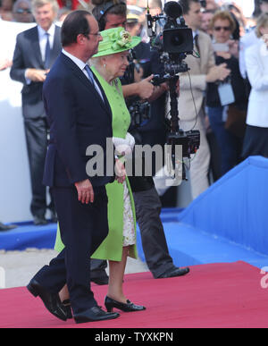 Der französische Präsident Francois Holland (L) und die britische Königin Elizabeth II. Kommen am Sword Beach in Thann die internationale Zeremonie zum Gedenken an den 70. Jahrestag des D-Day Landungen in der Normandie in Frankreich am 6. Juni 2014 zu besuchen. UPI/David Silpa Stockfoto