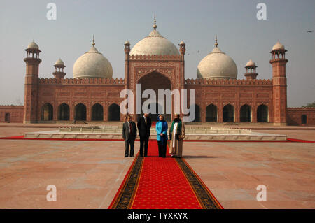 Us-Außenministerin Hillary Clinton (2. R) und pakistanische Außenminister Shah Mehmood Qureshi (2 l) und zwei nicht identifizierte Beamten posieren für ein Foto bei der historischen Badshahi Moschee in Lahore, Pakistan am 29. Oktober 2009. UPI/Sajjad Ali Qureshi Stockfoto