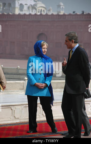 Us-Außenministerin Hillary Clinton (L) spricht mit der pakistanische Außenminister Shah Mehmood Qureshi bei ihrem Besuch in der historischen Badshahi Moschee in Lahore, Pakistan am 29. Oktober 2009. UPI/Sajjad Ali Qureshi Stockfoto