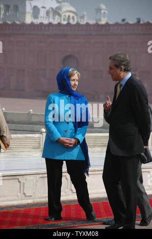 Us-Außenministerin Hillary Clinton (L) spricht mit der pakistanische Außenminister Shah Mehmood Qureshi bei ihrem Besuch in der historischen Badshahi Moschee in Lahore, Pakistan am 29. Oktober 2009. UPI/Sajjad Ali Qureshi Stockfoto