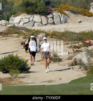 Michelle Wie (R) und ihr caddie Spaziergang durch Wüste-schrubben zur Fahrrinne während der zweiten Runde spielen an der Samsung Weltmeisterschaft am Bighorn Golf Club in Palm Desert, Kalifornien am 12. Oktober 2007. Wie schoß 12 über 67 für den zweiten nachfolgenden Tag und sitzt im letzten Platz in der Elite Feld mit 20 Spielern in die nächste Runde der Meisterschaft zu gehen. (UPI Foto/Christine Kauen) Stockfoto