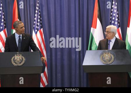 Us-Präsident Barack Obama beantwortet Fragen mit dem Präsidenten der Palästinensischen Autonomiebehörde Mahmud Abbas während der gemeinsamen Pressekonferenz in der West Bank der palästinensischen Stadt Ramallah am 21. März 2013. Obama kam in Israel und im Nahen Osten zu einem dreitägigen Besuch in der er sowohl die israelischen und palästinensischen Führer als seinen ersten Besuch als Präsident. UPI Stockfoto