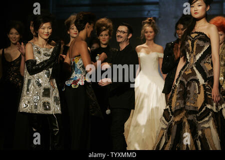 French Fashion Designer Frank Sorbier steht mit Modellen am Ende der Präsentation seiner High Fashion Herbst-Winter 2012-2013 Collection in Paris, Frankreich, am 4. Juli 2012. UPI/Eco Clement Stockfoto