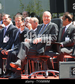 Der französische Präsident Jacques Chirac reagiert während der offiziellen Eröffnung des 46 Paris Air Show in Le Bourget in der Nähe von Paris, Frankreich Am 13. Juni 2005. (UPI Foto/David Silpa) Stockfoto