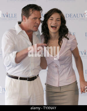 Schauspieler Val Kilmer (L) und Schauspielerin Michelle Monaghan (R) darstellen, während ein Fotoshooting mit ihrem Film "Kiss Kiss, Bang Bang" auf der 31. jährlichen amerikanischen Filmfestival in Deauville, Frankreich ab dem 4. September 2005. (UPI Foto/David Silpa) Stockfoto