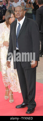 Schauspieler Forest Whitaker mit seiner Frau Keisha kommen für ein Screening von Whitaker's neuer Film 'Maria' auf der 31. jährlichen amerikanischen Filmfestival in Deauville, Frankreich Am 9. September 2005. (UPI Foto/David Silpa) Stockfoto