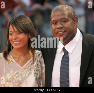 Schauspieler Forest Whitaker mit seiner Frau Keisha kommen für ein Screening von Whitaker's neuer Film 'Maria' auf der 31. jährlichen amerikanischen Filmfestival in Deauville, Frankreich Am 9. September 2005. (UPI Foto/David Silpa) Stockfoto