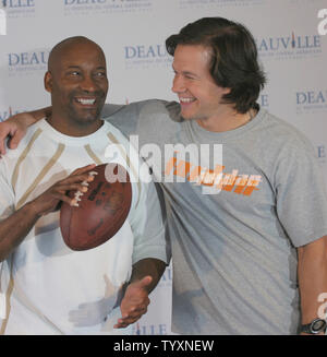 Regisseur John Singleton und Schauspieler Mark Wahlberg darstellen, während ein Fotoshooting, während Ihr neuer Film "Vier Brüder" auf der 31. jährlichen amerikanischen Filmfestival in Deauville, Frankreich Am 10. September 2005 zu fördern. (UPI Foto/David Silpa) Stockfoto