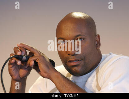 Regisseur John Singleton reagiert auf eine Frage während einer Pressekonferenz während der Förderung seiner neuen Film 'Vier Brüder' auf der 31. jährlichen amerikanischen Filmfestival in Deauville, Frankreich Am 10. September 2005. (UPI Foto/David Silpa) Stockfoto