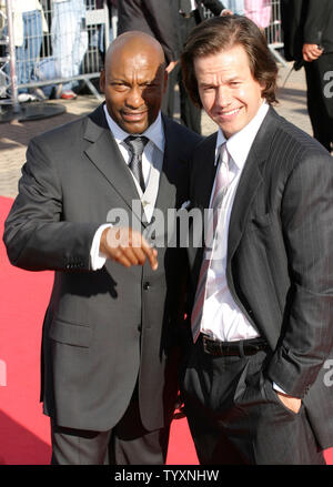 Regisseur John Singleton und Schauspieler Mark Wahlberg ankommen auf dem roten Teppich für das Screening von ihren neuen Film "Vier Brüder" auf der 31. jährlichen amerikanischen Filmfestival in Deauville, Frankreich Am 10. September 2005. (UPI Foto/David Silpa) Stockfoto