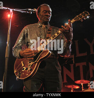 Rock und Roll Legende Chuck Berry führt im Konzert im Elysee Montmartre in Paris, Frankreich, am 12. November 2005. Berry starb am 18. März 2017 im Alter von 90 Jahren in seinem Haus außerhalb von St. Louis. Foto von David Silpa/UPI Stockfoto