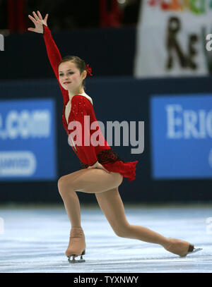 Sasha Cohen des USA Skates zum zweiten Platz nach den Damen kurze Programm an der Trophee Eric Bompard Wettbewerb in Paris, Frankreich, 18. November 2005. Cohen hat 4. an der Salt Lake City 2002 Olympics und Silber bei den Weltmeisterschaften 2005. (UPI Foto/Tom Theobald) Stockfoto