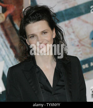 Schauspielerin Juliette Binoche kommt für die französische Premiere ihres neuen Films 'Maria' auf dem Forum des Halles in Paris, Frankreich Am 5. Dezember 2005. (UPI Foto/David Silpa) Stockfoto