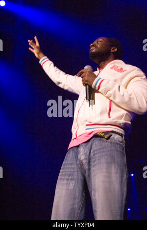 Sänger Wyclef Jean von den Fugees führt auf der Bühne im Bercy in Paris am 12. Dezember 2005. Die Leistung war Teil der ersten Tour der Gruppe gemeinsam in fast einem Jahrzehnt. (UPI Foto/David Silpa) Stockfoto