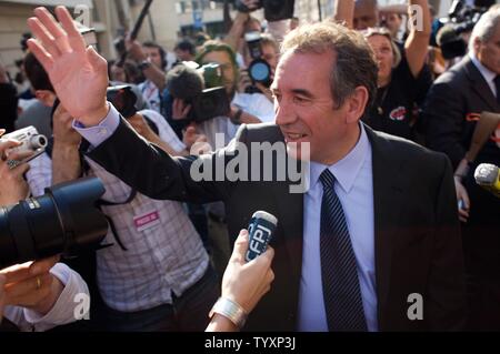 Zentristischen Kandidaten für die Präsidentschaftswahlen in Frankreich Francois Bayrou an seiner Kampagne Hauptsitze am Abend nach der ersten Runde der Wahlen" in Paris, April 22, 2007 eintrifft. Bayrou nicht für den 6. Mai die zweite Runde der Wahlen qualifizieren. (UPI Foto/William Alix) Stockfoto