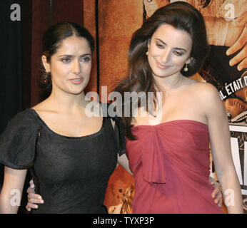 Schauspielerinnen Salma Hayek (L) und Penelope Cruz kommen für die französische Premiere von ihren neuen Film "Bandidas" an der UGC Kino entlang der Champs Elysees in Paris, Frankreich am 10. Januar 2006. (UPI Foto/David Silpa) Stockfoto