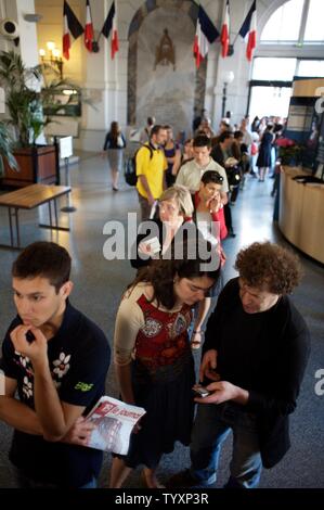 Pariser Stimmen in der ersten Runde der französischen Präsidentschaftswahlen in Paris, den 22. April 2007. Fast drei Viertel der französischen Wähler hetzte für einen neuen Präsidenten zu wählen. (UPI Foto/William Alix) Stockfoto