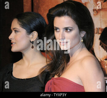 Schauspielerinnen Salma Hayek (L) und Penelope Cruz kommen für die französische Premiere von ihren neuen Film "Bandidas" an der UGC Kino entlang der Champs Elysees in Paris, Frankreich am 10. Januar 2006. (UPI Foto/David Silpa) Stockfoto