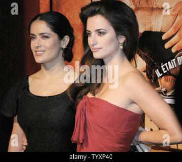 Schauspielerinnen Salma Hayek (L) und Penelope Cruz kommen für die französische Premiere von ihren neuen Film "Bandidas" an der UGC Kino entlang der Champs Elysees in Paris, Frankreich am 10. Januar 2006. (UPI Foto/David Silpa) Stockfoto