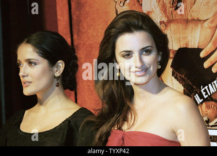 Schauspielerinnen Salma Hayek (L) und Penelope Cruz kommen für die französische Premiere von ihren neuen Film "Bandidas" an der UGC Kino entlang der Champs Elysees in Paris, Frankreich am 10. Januar 2006. (UPI Foto/David Silpa) Stockfoto