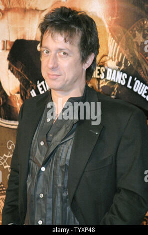 Original Score Komponist Eric Serra kommt für die französische Premiere von seinem neuen Film "Bandidas" an der UGC Kino entlang der Champs Elysees in Paris, Frankreich am 10. Januar 2006. (UPI Foto/David Silpa) Stockfoto