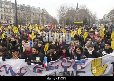 Zehntausende Menschen März in Hommage an Ilan Halimi und gegen Rassismus und Antisemitismus in Paris am 26. Februar 2006. Halimi, 23, war Kidnaped und bis zum Tod in einem Verbrechen französischen Behörden gefoltert Sagen wurde zum Teil durch die motivierten Antisemitismus. Gelbe Hand-förmigen Plakate sind von der Anti-rassismus-Gruppe "Touche Pas A mon pote." (UPI Foto/Maya Vidon) Stockfoto