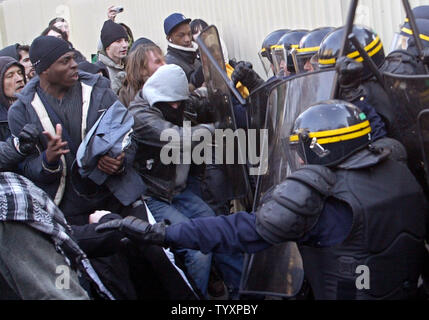 Französische Studenten zusammentreffen mit Sicherheitskräfte die Evakuierung des College de France, nachdem es von protestierenden Studenten in Paris, 13. März 2006 besetzt war. Studenten und Gewerkschaften geschworen, bis der Druck über eine angefochtene Jugend jobs Vertrag nachdem der französische Premier Dominique de Villepin abgelehnt Weg zu einer wachsenden Bewegung der Opposition zu geben. (UPI Foto/Maya Vidon) Stockfoto