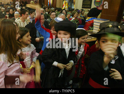 Jüdische Kinder tragen Kostüme Beginn der Feier des Festes von Purim in einer Synagoge in Paris, 13. März 2006. Eine Zeichenkette von antisemitische Vorfälle in der Zeit nach der Folter und Ermordung einer jungen jüdischen Anbieter schürt Befürchtungen, dass anti-jüdischen Gefühle verbreiten sich in Frankreich. (UPI Foto/Maya Vidon) Stockfoto