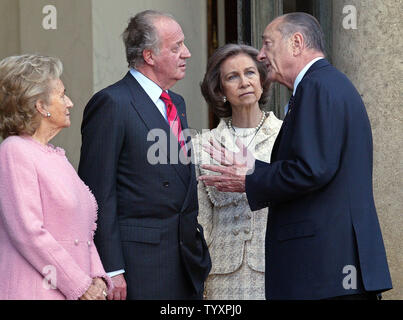 Der französische Präsident Jacques Chirac (R) plaudert mit dem spanischen König Juan Carlos (2 L) und Königin Sofia als seine Frau, Bernadette (L), auf den Stufen des Elysee Palace in Paris, 27. März 2006. Juan Carlos sieht ist auf seinem dritten Besuch in Frankreich während seiner drei-zehn Jahren Regierungszeit. (UPI Foto/Maya Vidon) Stockfoto