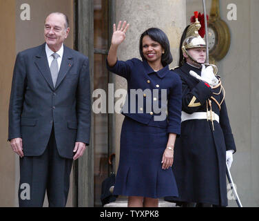 Der französische Präsident Jacques Chirac (L) schaut auf den Besuch der amerikanischen Außenministerin Condoleezza Rice Wellen von den Stufen des Elysee Palace in Paris, 30. März 2006. Reis met der französische Präsident Jacques Chirac in Paris als Teil einer Blitz Tour durch Europa für Konsultationen über den Iran. Auf der rechten Seite ist eine Republikanische Garde. (UPI Foto/Eco Clement) Stockfoto