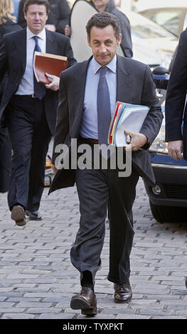 Der französische Innenminister Nicolas Sarkozy trifft im Matignon Hotel in Paris, 3. April 2006. Der in die Kritik geratene Premier Dominique de Villepin, geplante umfassende Gespräche über die Beschäftigung mit seiner Regierung, nach seinem letzten Versuch zur Eindämmung der Arbeitslosigkeit führte zu einer landesweiten Krise. (UPI Foto/Eco Clement) Stockfoto
