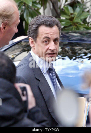 Der französische Innenminister Nicolas Sarkozy verlässt das Matignon Hotel in Paris nach der Teilnahme an einer Sitzung der Regierung, 3. April 2006. Der in die Kritik geratene Premier Dominique de Villepin, geplante umfassende Gespräche über die Beschäftigung mit seiner Regierung, nach seinem letzten Versuch zur Eindämmung der Arbeitslosigkeit führte zu einer landesweiten Krise. (UPI Foto/Eco Clement) Stockfoto
