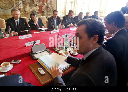 Der französische Premierminister (L) leitet eine Regierung treffen im Matignon Hotel in Paris, 3. April 2006. Der in die Kritik geratene Premier Dominique de Villepin, geplante umfassende Gespräche über die Beschäftigung mit seiner Regierung, nach seinem letzten Versuch zur Eindämmung der Arbeitslosigkeit führte zu einer landesweiten Krise. Unten C ist Innenminister Nicolas Sarkozy. (UPI Foto/Eco Clement) Stockfoto