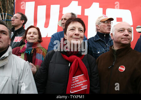 Ganz links Partei Lutte Ouvriere leader Arlete Laguiller (C) besucht die 500.000 - starke Demonstration in Paris, Dienstag, 4. April 2006 im Rahmen einer bundesweiten Tag des Streiks und Proteste für die vollständige Aufhebung der unpopuläre Erstanstellungsvertrag (CPE). (UPI Foto/William Alix) Stockfoto