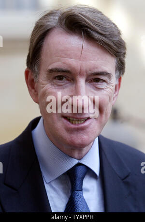 Der französische Premierminister Dominique de Villepin (lmeets mit EU-Handelskommissar Peter Mandelson im Hotel Matignon in Paris, 24. April 2006. Mandelson sagte, er hofft, eine Vereinbarung über den Abbau von Zöllen und anderen Handelsschranken zwischen WTO-Mitgliedern, die in diesem Sommer zu sichern. (UPI Foto/Eco Clement) Stockfoto