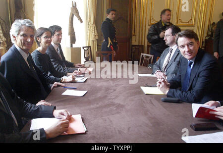 Der französische Premierminister Dominique de Villepin trifft sich mit EU-Handelskommissar Peter Mandelson im Hotel Matignon in Paris, 24. April 2006. Mandelson sagte, er hofft, eine Vereinbarung über den Abbau von Zöllen und anderen Handelsschranken zwischen WTO-Mitgliedern, die in diesem Sommer zu sichern. (UPI Foto/Eco Clement) Stockfoto