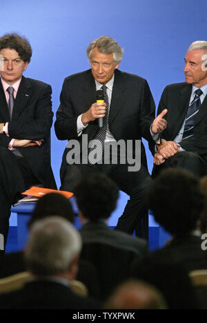 Der französische Premierminister Dominique de Villepin Gesten während seiner monatlichen Pressekonferenz im Matignon Hotel in Paris, wie Wirtschaftsminister Thierry Breton (L) und Erziehungsminister Gilles de Robien auf, 4. Mai 2006. De Villepin schlug zurück Donnerstag über Ansprüche, die er über einen schmutzigen Tricks Kampagne in den Mittelpunkt seiner Regierung belogen, verweigert er eine geheime Untersuchung seiner politischen Rivalen Nicolas Sarkozy bestellt. (UPI Foto/Eco Clement) Stockfoto