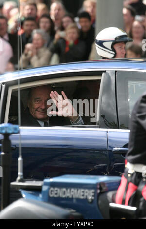 Der französische Präsident Jacques Chirac nimmt an den Tag des Sieges Feierlichkeiten zum 61. Jahrestag des Kriegsendes auf der Champs Elysees in Paris am 8. Mai 2006. (UPI Foto/William Alix) Stockfoto